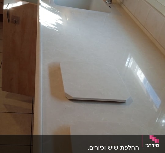 משטח שיש במטבח עם כיור וברזים